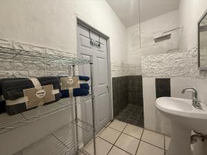 La salle de bains blanche est pourvue d'un lavabo et de toilettes. dans l'établissement Moderno, Practico y Acogedor, à La Paz