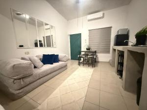un salon avec un canapé et une table dans l'établissement Moderno, Practico y Acogedor, à La Paz