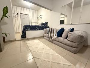 un salon avec un canapé et un tapis dans l'établissement Moderno, Practico y Acogedor, à La Paz