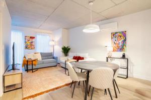 un soggiorno con un tavolo e un divano di Charming condo in Rosemont a Montréal