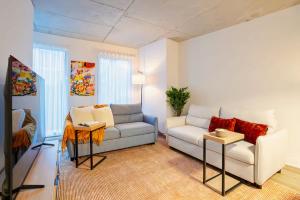 un soggiorno con un divano e un tavolo di Charming condo in Rosemont a Montréal