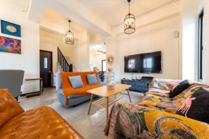 een woonkamer met een bank en een tafel bij 巨翼包棟民宿 in Puli