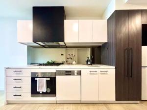 Kuchyň nebo kuchyňský kout v ubytování Stylish High-Rise at M-City Monash Uni & Cinema