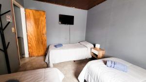 En eller flere senge i et værelse på Hospedaje Rincón del Sur 2