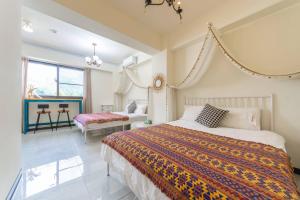 een slaapkamer met een groot bed en een tafel bij 巨翼包棟民宿 in Puli