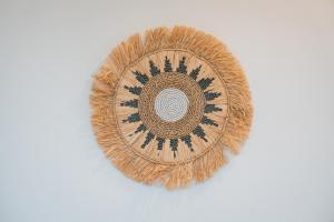 Een close-up van een rieten kom op een witte achtergrond. bij Snuggy Shack Villas in Munggu