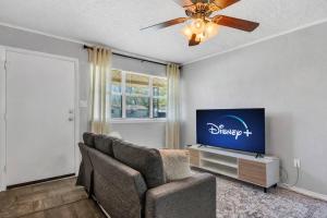 Afbeelding uit fotogalerij van Luxury Retreat in Prime Location-WIFI & spacious Yard-5 Min to Fort Sill and downtown! in Lawton