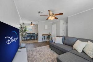 Afbeelding uit fotogalerij van Luxury Retreat in Prime Location-WIFI & spacious Yard-5 Min to Fort Sill and downtown! in Lawton