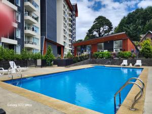Bazén v ubytování Departamento Familiar con Piscina, Vista al Volcán y Lago en Villarrica nebo v jeho okolí