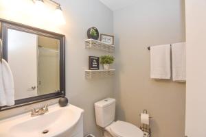 Et badeværelse på Urban Townhouse Retreat + 16 billeder