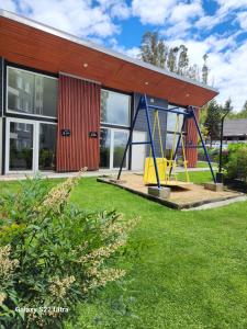 Herní místnost nebo prostor pro děti v ubytování Departamento Familiar con Piscina, Vista al Volcán y Lago en Villarrica