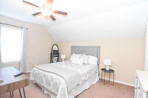 En eller flere senge i et værelse på Urban Townhouse Retreat