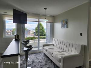 Posezení v ubytování Departamento Familiar con Piscina, Vista al Volcán y Lago en Villarrica