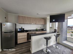 Kuchyň nebo kuchyňský kout v ubytování Departamento Familiar con Piscina, Vista al Volcán y Lago en Villarrica