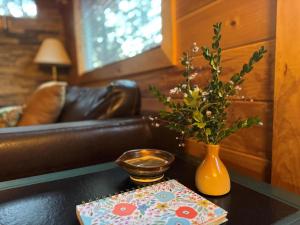 un tavolo con un vaso e una scatola sopra di Hummingbird Hideaway - Lake Pets Hike Fish a Hidetown