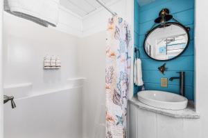 Koupelna v ubytování Matlacha Tiny Village + 26 fotografií