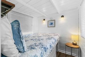 Postel nebo postele na pokoji v ubytování Matlacha Tiny Village