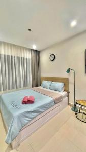 a bedroom with a bed with two red pillows on it at Căn hộ Studio 33m2 tòa S217 in Gia Lâm Pho