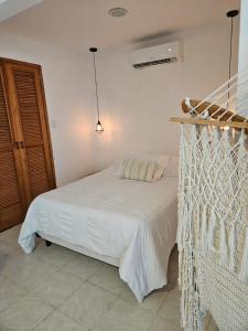 een slaapkamer met een bed met een klamboe bij Oceanfront paradise live the experience in Campeche