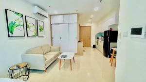a living room with a couch and a table at Căn hộ Studio 33m2 tòa S217 in Gia Lâm Pho