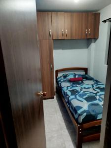 En eller flere senge i et værelse på Alojamiento en Medellin