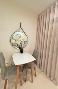 a dining room table with a mirror and two chairs at Căn hộ Studio 33m2 tòa S217 in Gia Lâm Pho +3 photos