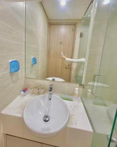 a bathroom with a white sink and a mirror at Căn hộ Studio 33m2 tòa S217 in Gia Lâm Pho
