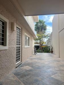 una bicicletta è parcheggiata accanto a un edificio di Departamento 3Hab 7min del Centro a Tehuacán