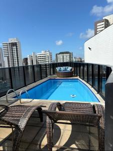 ein Schwimmbad auf dem Dach eines Gebäudes in der Unterkunft Flat Rosarinho III - Confortável e Super Completo in Recife