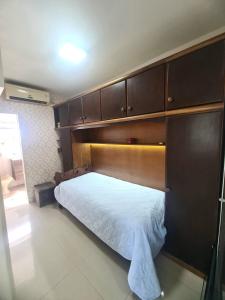 En eller flere senge i et værelse på APTO na PRAIA de SANTOS