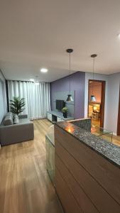 ein Wohnzimmer mit Sofa und Tisch in der Unterkunft Flat Rosarinho III - Confortável e Super Completo in Recife