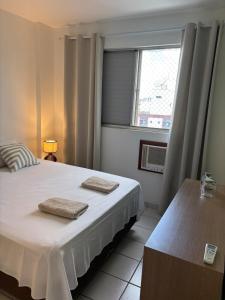 a bedroom with a bed and a window at Apartamento no centro com ar-condicionado in Piracicaba