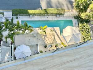Swimmingpoolen hos eller tæt på Luxury Coolangatta Sub-Penthouse Beach Abode