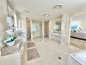 Et tv og/eller underholdning på Luxury Coolangatta Sub-Penthouse Beach Abode + 22 billeder