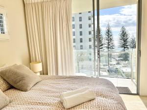 En eller flere senge i et værelse på Luxury Coolangatta Sub-Penthouse Beach Abode