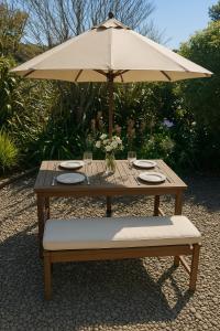 Billede fra billedgalleriet på Plum Coastal Cottage i Raumati Beach + 53 billeder