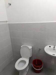 Et badeværelse på Homestay Gapam Kasih