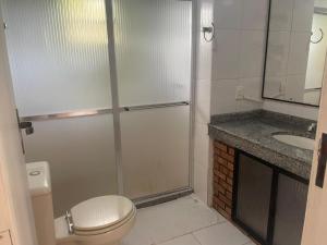 un bagno con doccia, WC e lavandino di Fazenda Vista Soberba a Nova Friburgo Altre 22 foto