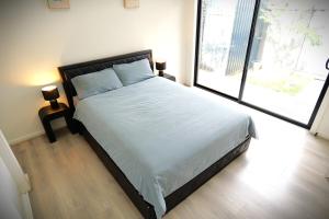 En eller flere senge i et værelse på All you need for work, stay and relax