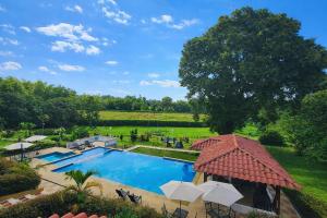 an overhead view of a pool with umbrellas at Hotel Campestre Jardín del Café Quindío in Armenia