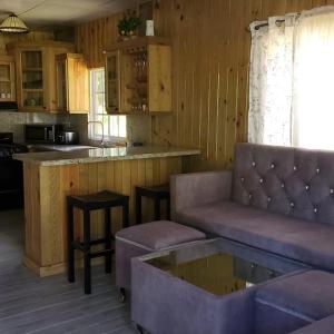 een woonkamer met een bank en een keuken bij Villa Monte Alba in San Felipe de Puerto Plata +13 foto's