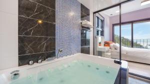 En eller flere senge i et værelse på Namhae Palace1470 Pension