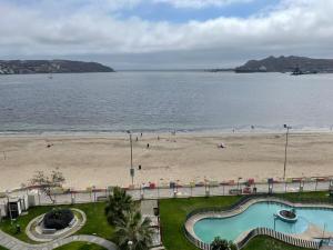 a view of a beach and a swimming pool at La Herradura Mágica descansa y disfruta en familia in Coquimbo