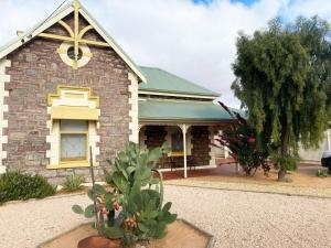 Un edificio con un orologio sulla parte anteriore di Ducks & Drakes Outback House a Broken Hill