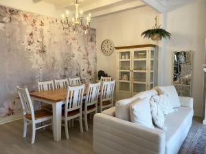 una sala da pranzo con un tavolo e un divano di Ducks & Drakes Outback House a Broken Hill