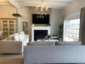 un soggiorno con divano e camino di Ducks & Drakes Outback House a Broken Hill