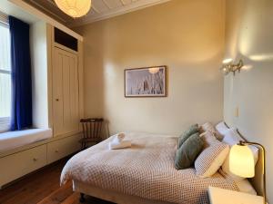 En eller flere senge i et værelse på Villa Hahei