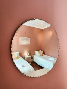 En eller flere senge i et værelse på Villa Hahei