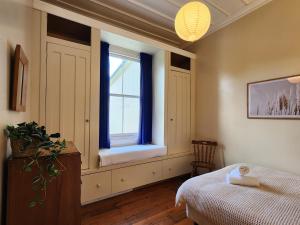 En eller flere senge i et værelse på Villa Hahei