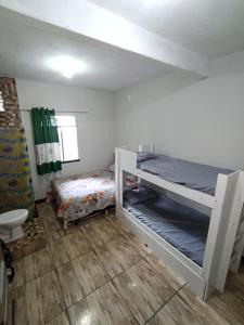 En eller flere senge i et værelse på Bela Casa em Madre de Deus 2